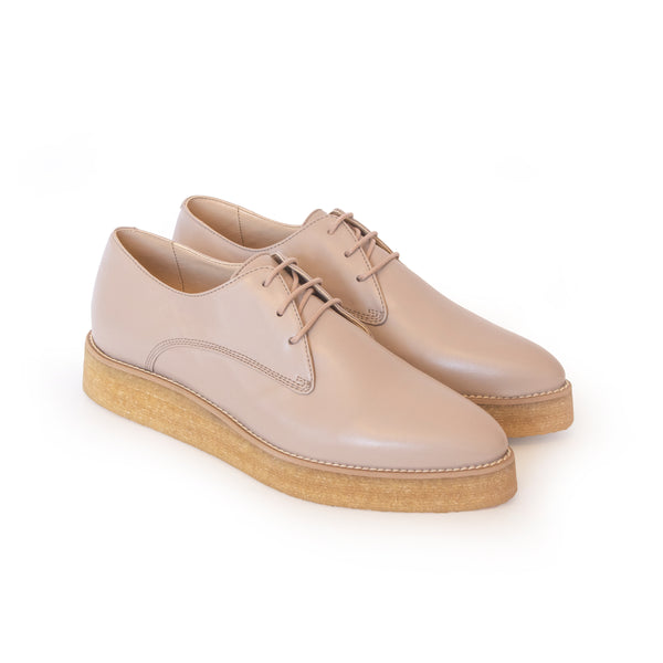 Crepe Derby in beige vegan leather, pointy toe, natural rubber crepe sole.