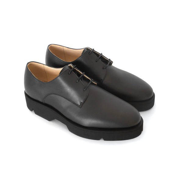 Derby in black eco vegan leather, comfortable rubber sole. Unisex style.