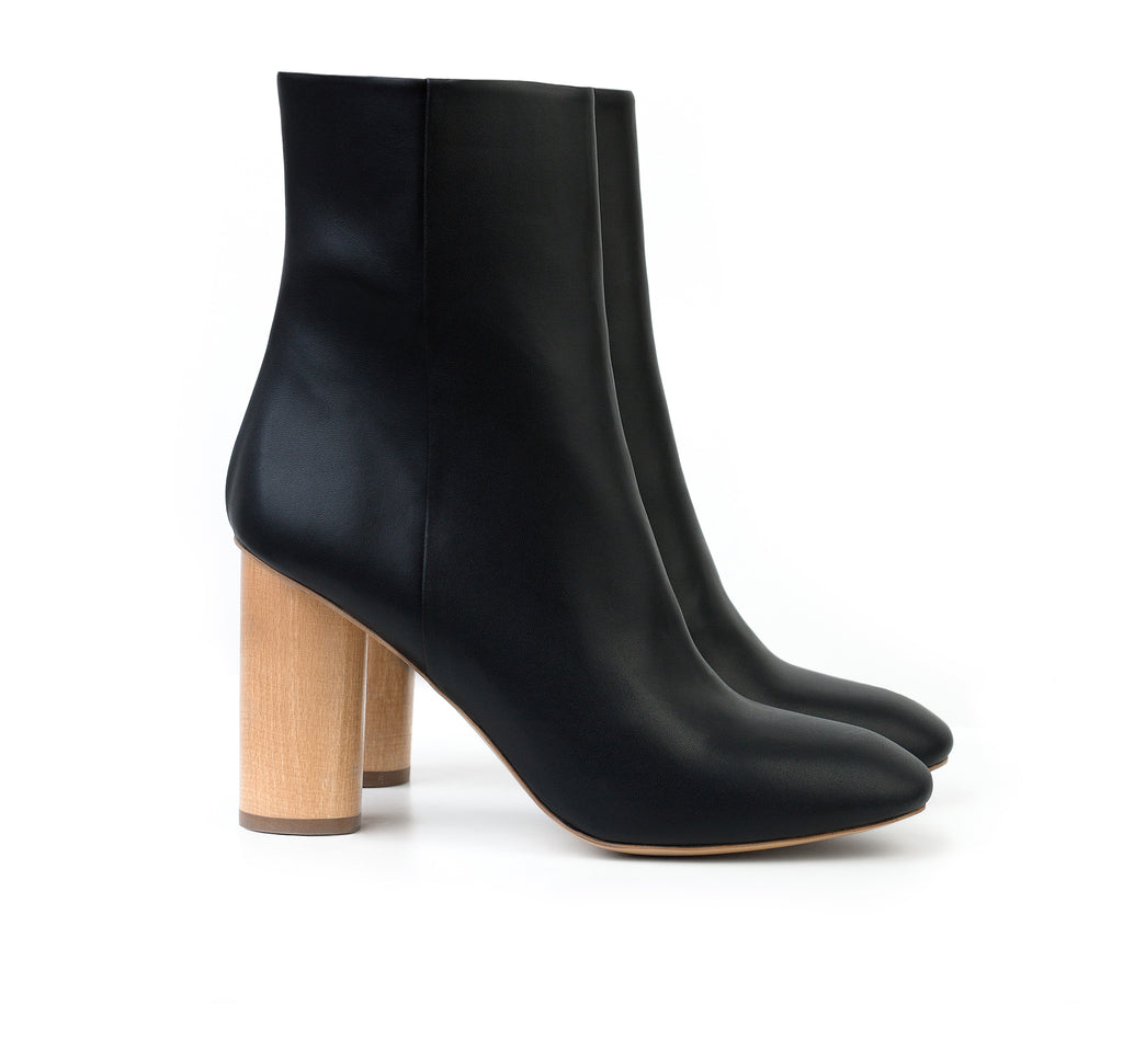 High ankle boot in black eco vegan leather, high heel in natural wood, side zipper.