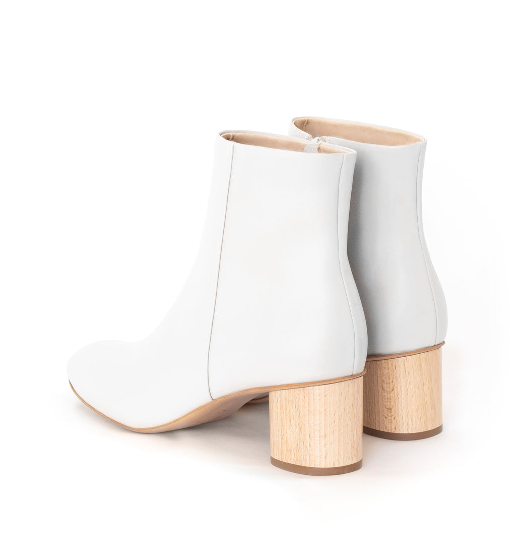 Ankle Boot in white eco vegan leather, inside zipper, mid-heel in natural wood.