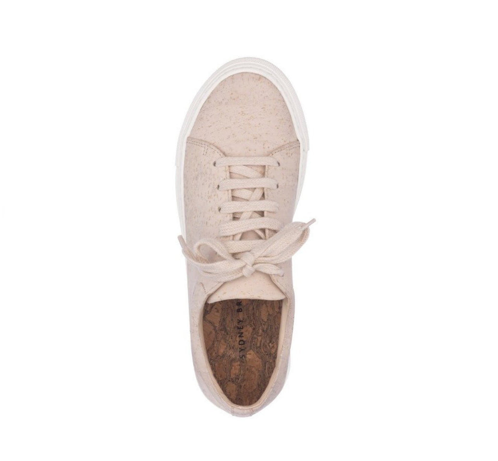 Low sneaker in beige cork with a white rubber sole.