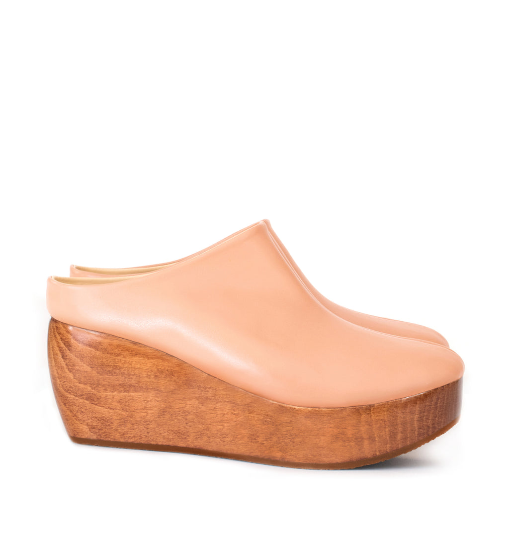 Clogs in rose faux-nappa, breathable lining with natural wood heel. Luxury vegan shoes. Sydney Brown Spring Summer 2019. Sustainable, eco-friendly SS19 fashion