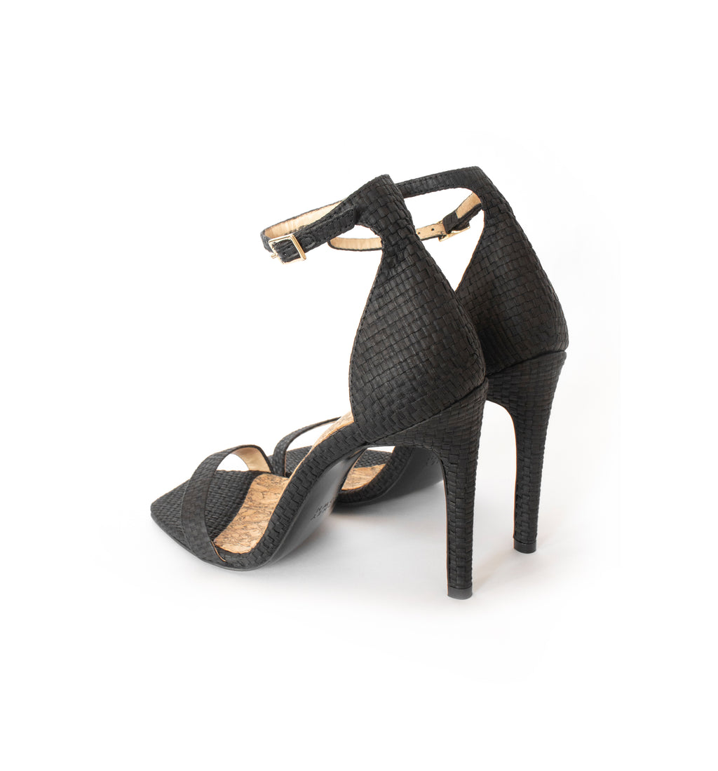 High stilettos in black raffia, ankle strap with metal buckle, with a recycled wood pulp stiletto heel, covered in black raffia.