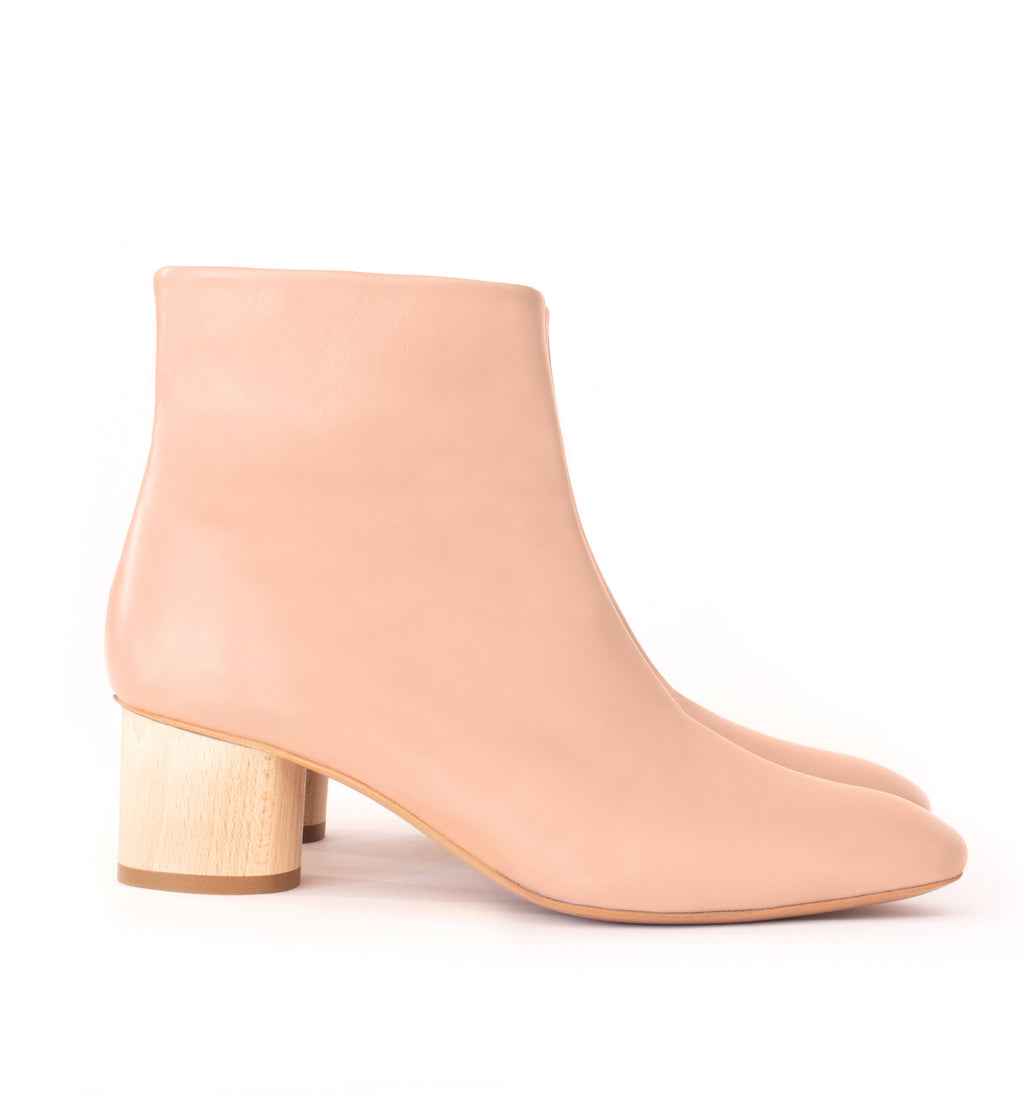 Low Ankle Boots in rose faux-nappa and breathable lining with natural wood heel. Luxury vegan shoes. Sydney Brown Spring Summer 2019. Sustainable, eco-friendly SS19 fashion