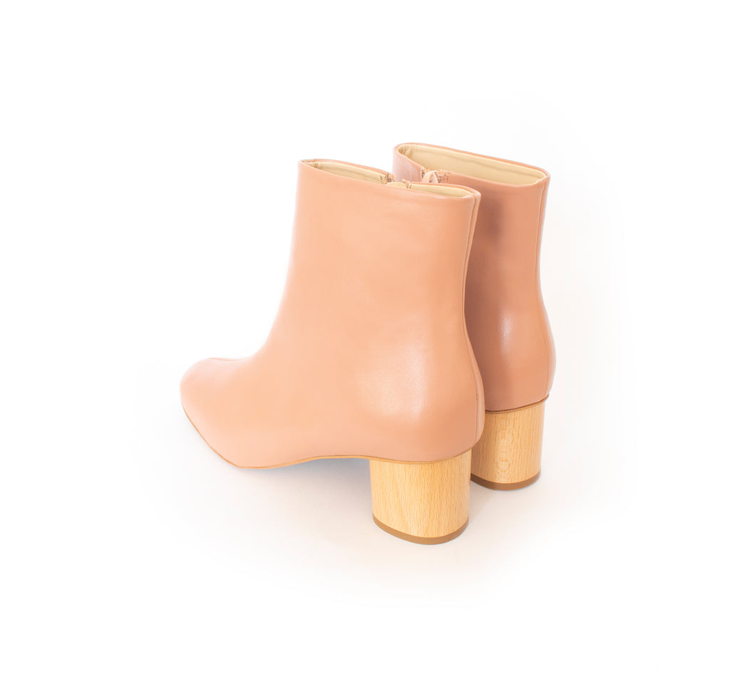 Low Ankle Boots in rose faux-nappa and breathable lining with natural wood heel. Luxury vegan shoes. Sydney Brown Spring Summer 2019. Sustainable, eco-friendly SS19 fashion
