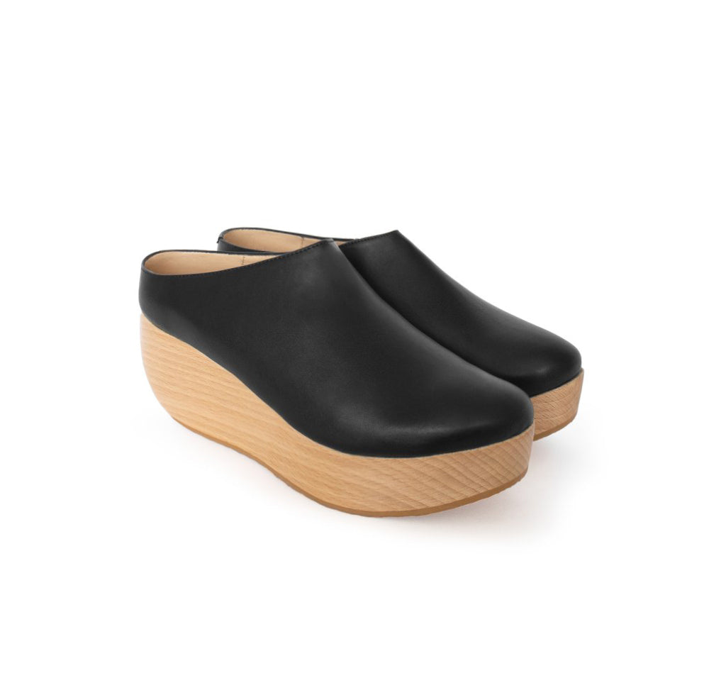 Clog black eco-friendly vegan leather with natural wood platform.