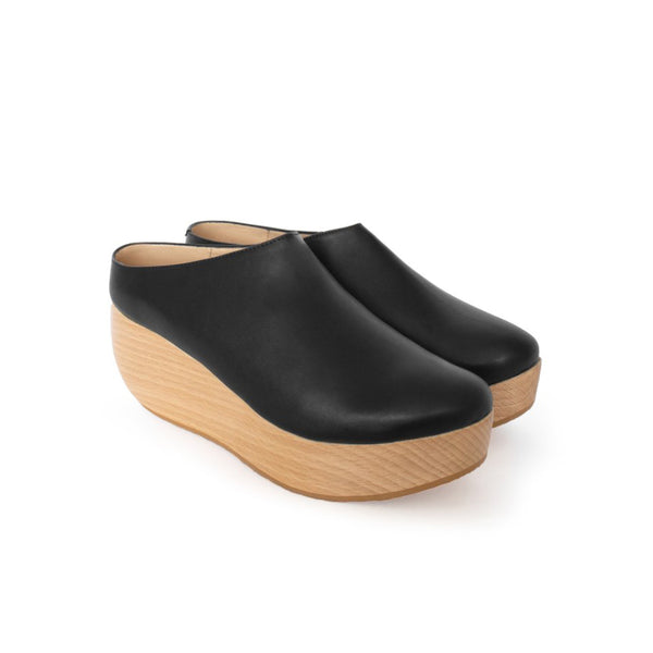 Clog black eco-friendly vegan leather with natural wood platform.