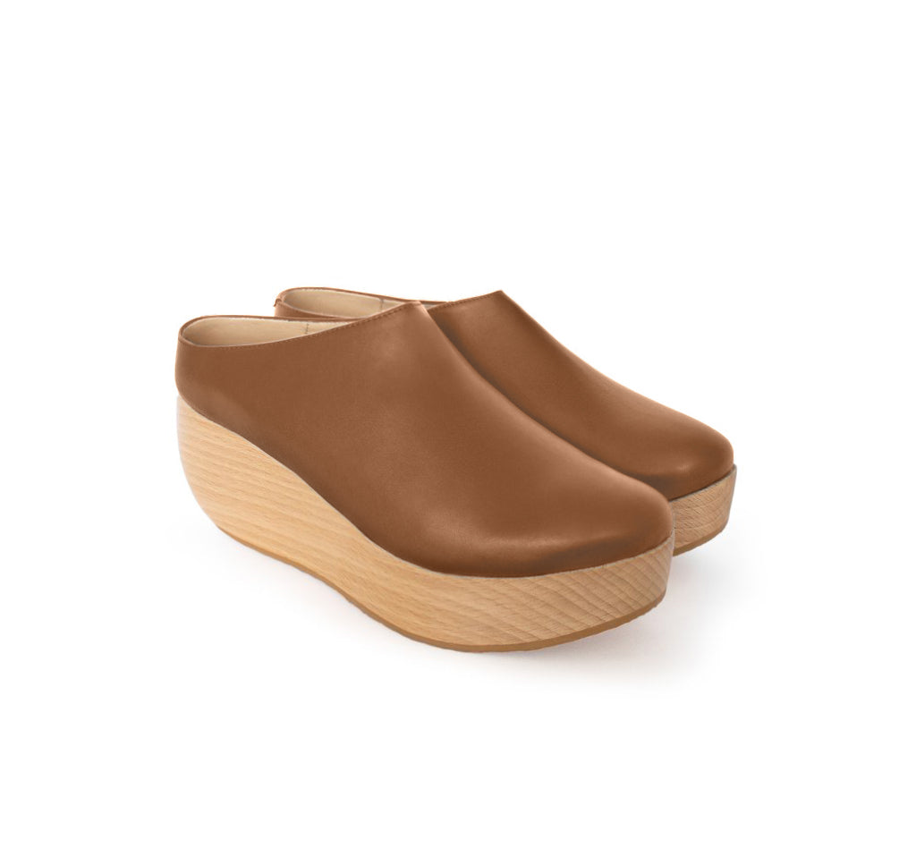 Eco Brown Clog with light wood platform. Vegan & sustainable shoes.