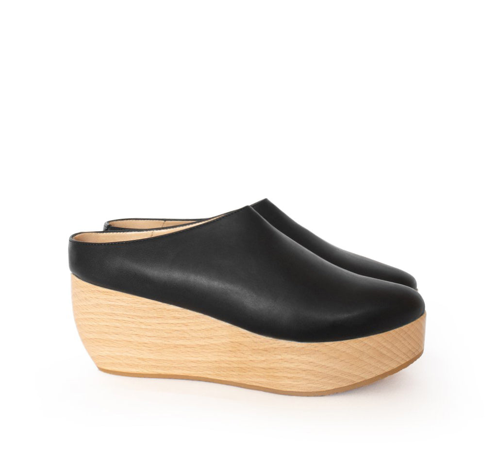 Clog black eco-friendly vegan leather with natural wood platform.