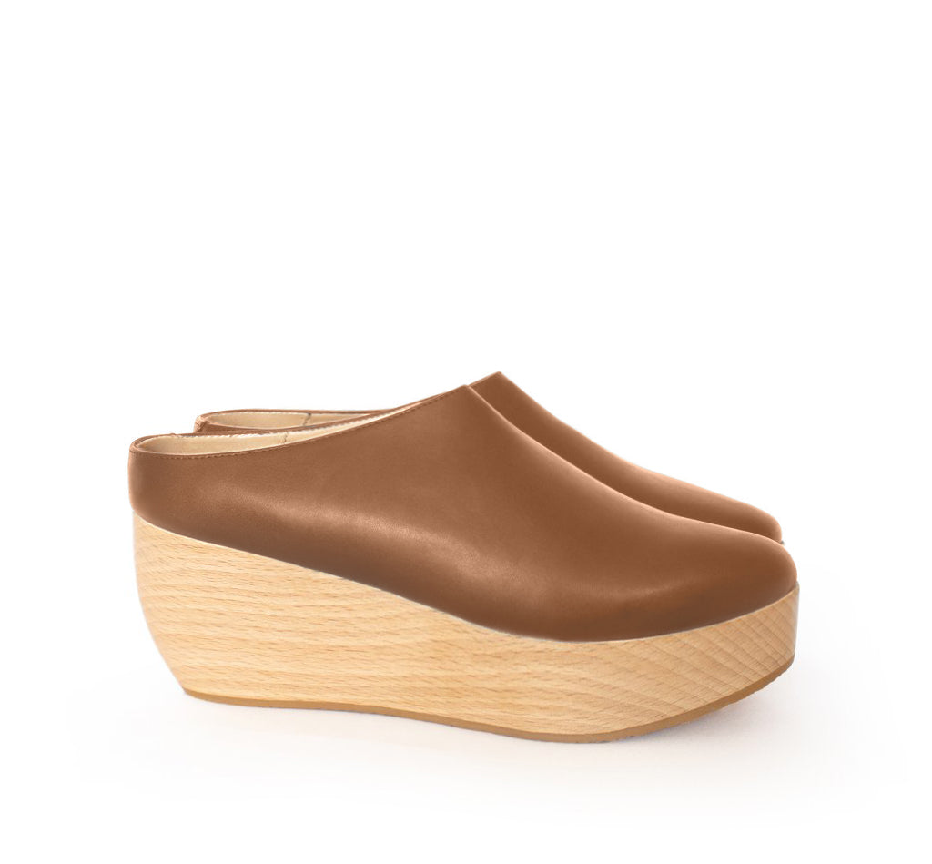 Eco Brown Clog with light wood platform. Vegan & sustainable shoes.