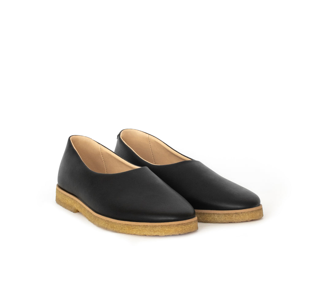 Almond toe flat in black eco-friendly vegan leather, natural rubber sole.