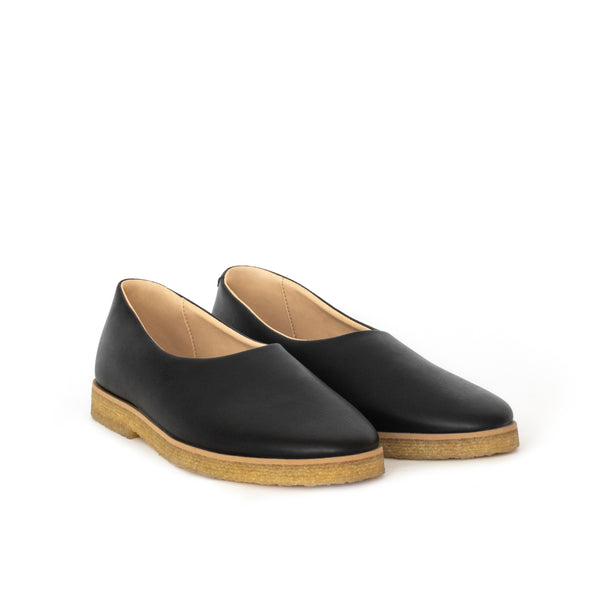 Almond toe flat in black eco-friendly vegan leather, natural rubber sole.