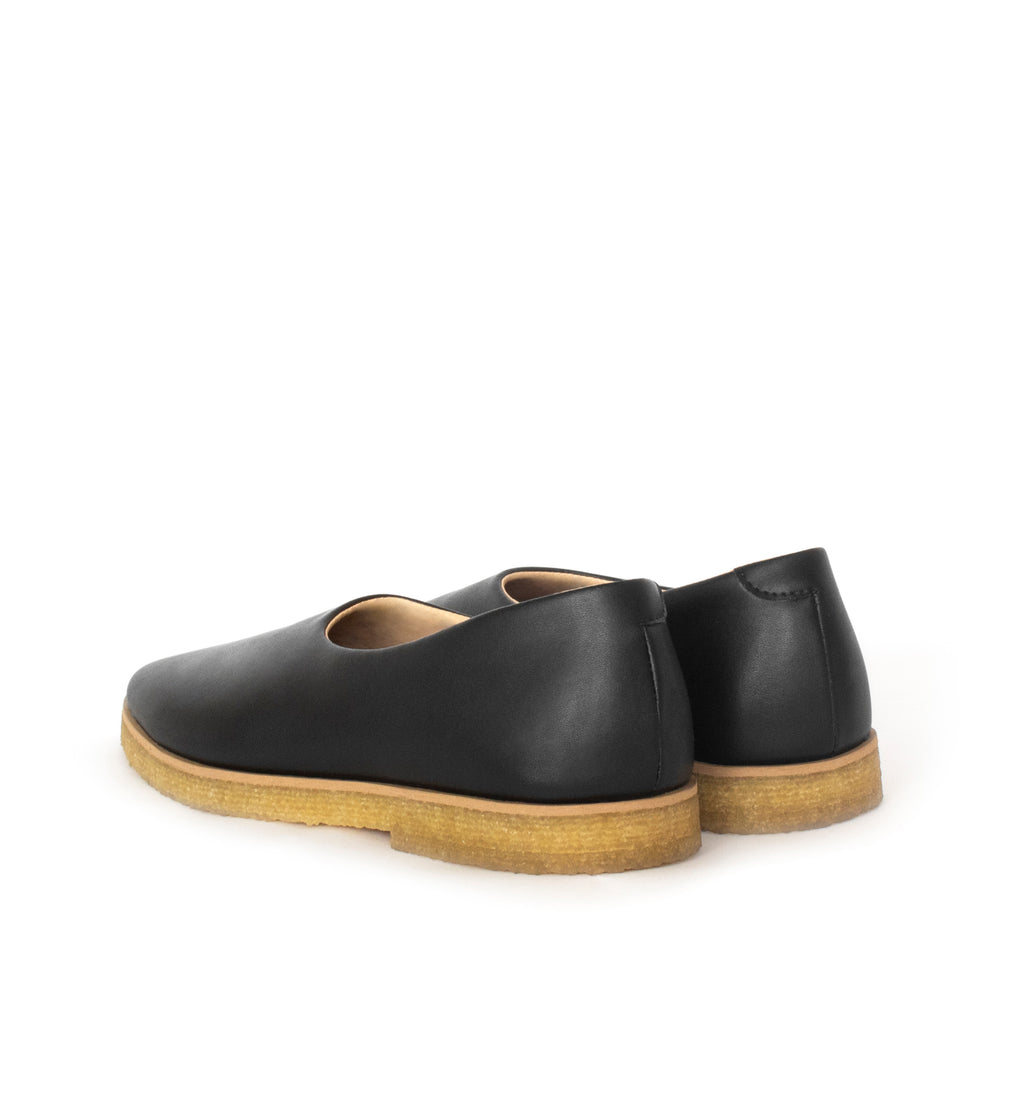 Almond toe flat in black eco-friendly vegan leather, natural rubber sole.