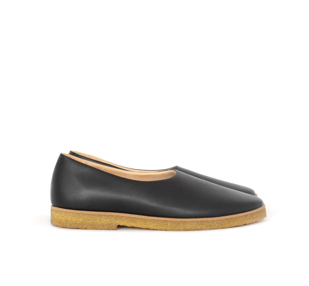 Almond toe flat in black eco-friendly vegan leather, natural rubber sole.