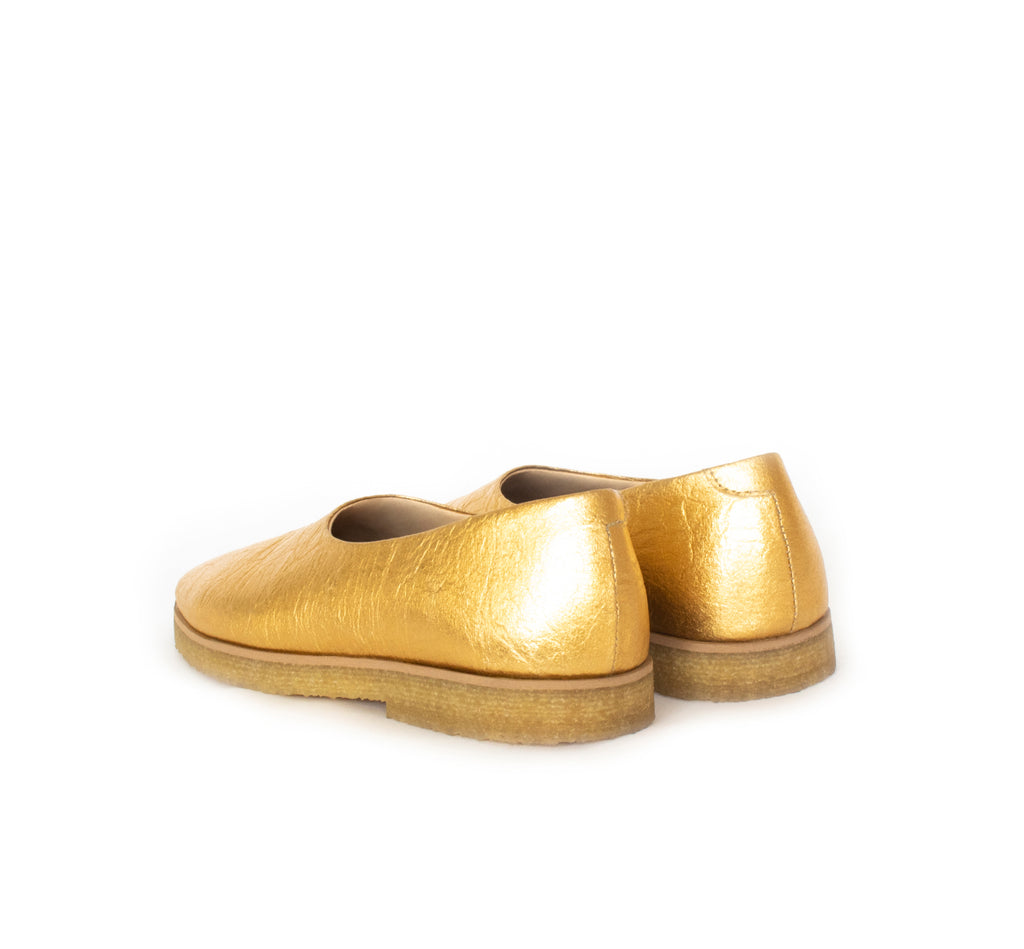 Almond toe flat in gold pinatex, pinneapple vegan leather alternative, natural rubber sole.