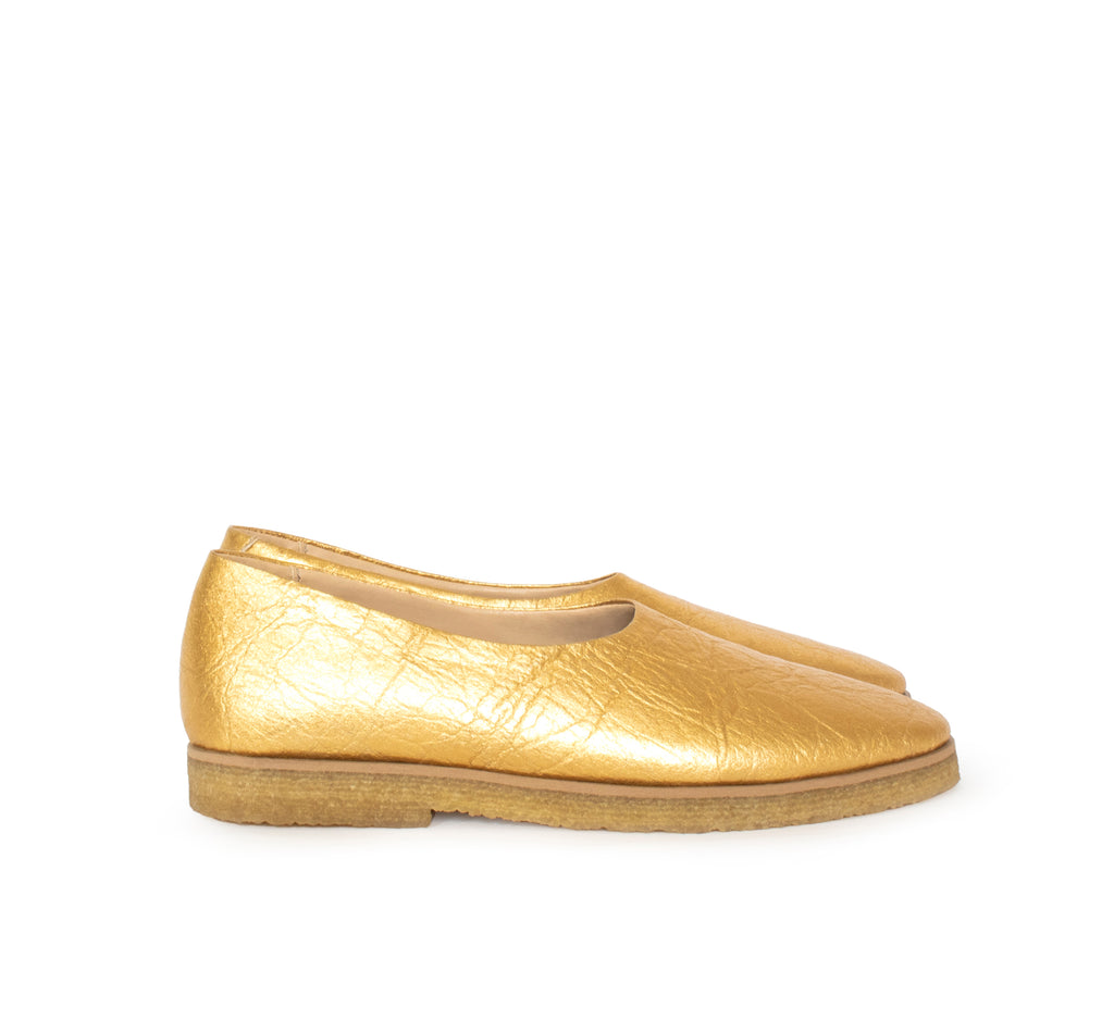 Almond toe flat in gold pinatex, pinneapple vegan leather alternative, natural rubber sole.