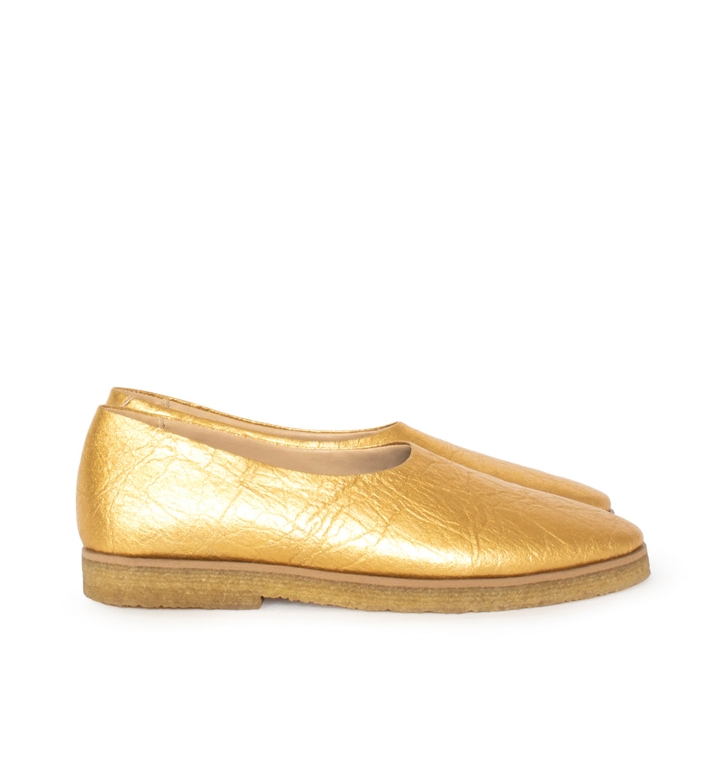 Almond toe flat in gold pinatex, pinneapple vegan leather alternative, natural rubber sole.
