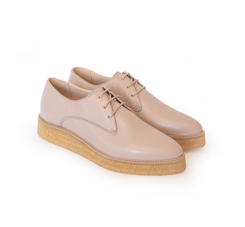 Crepe Derby in beige vegan leather, pointy toe, natural rubber crepe sole.