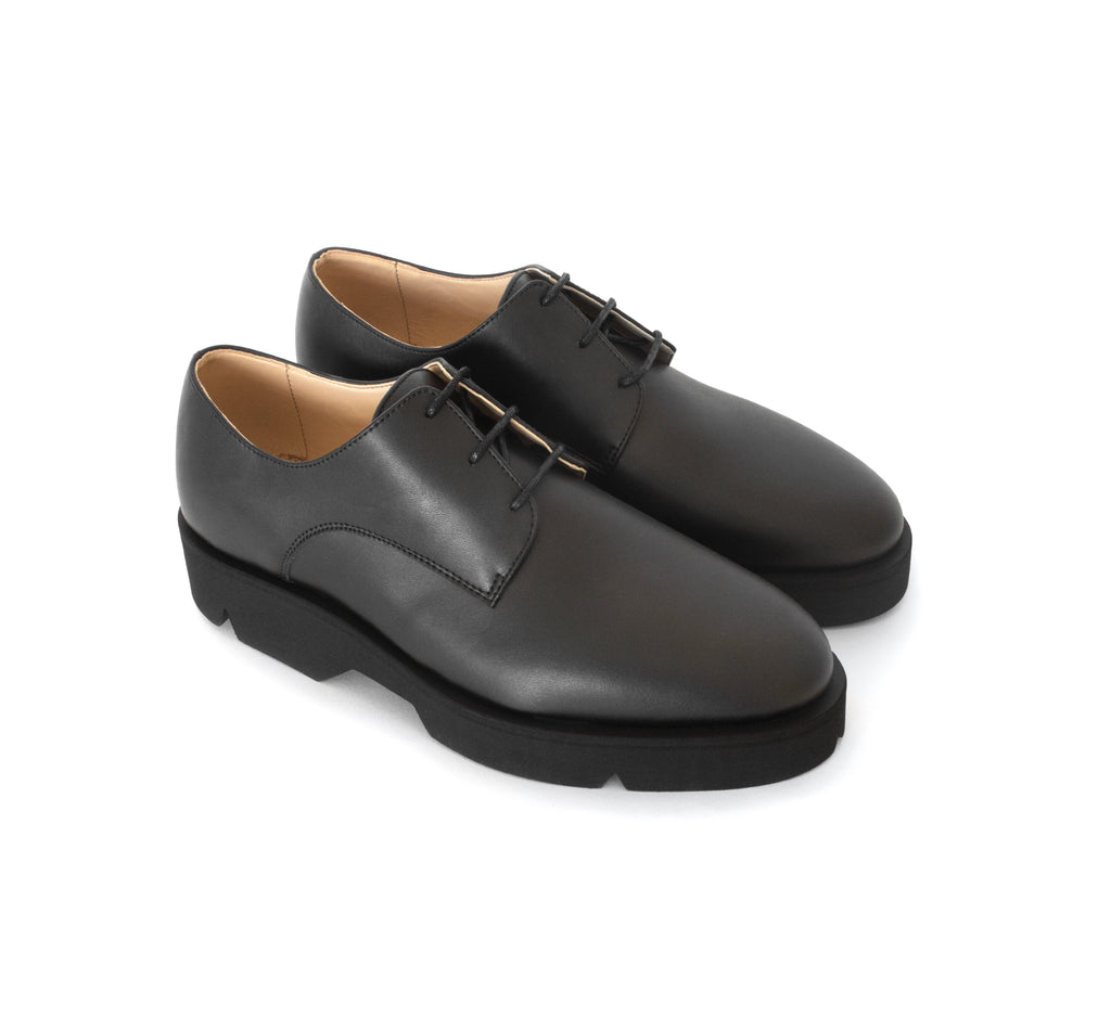 Derby in black eco vegan leather, comfortable rubber sole. Unisex style.