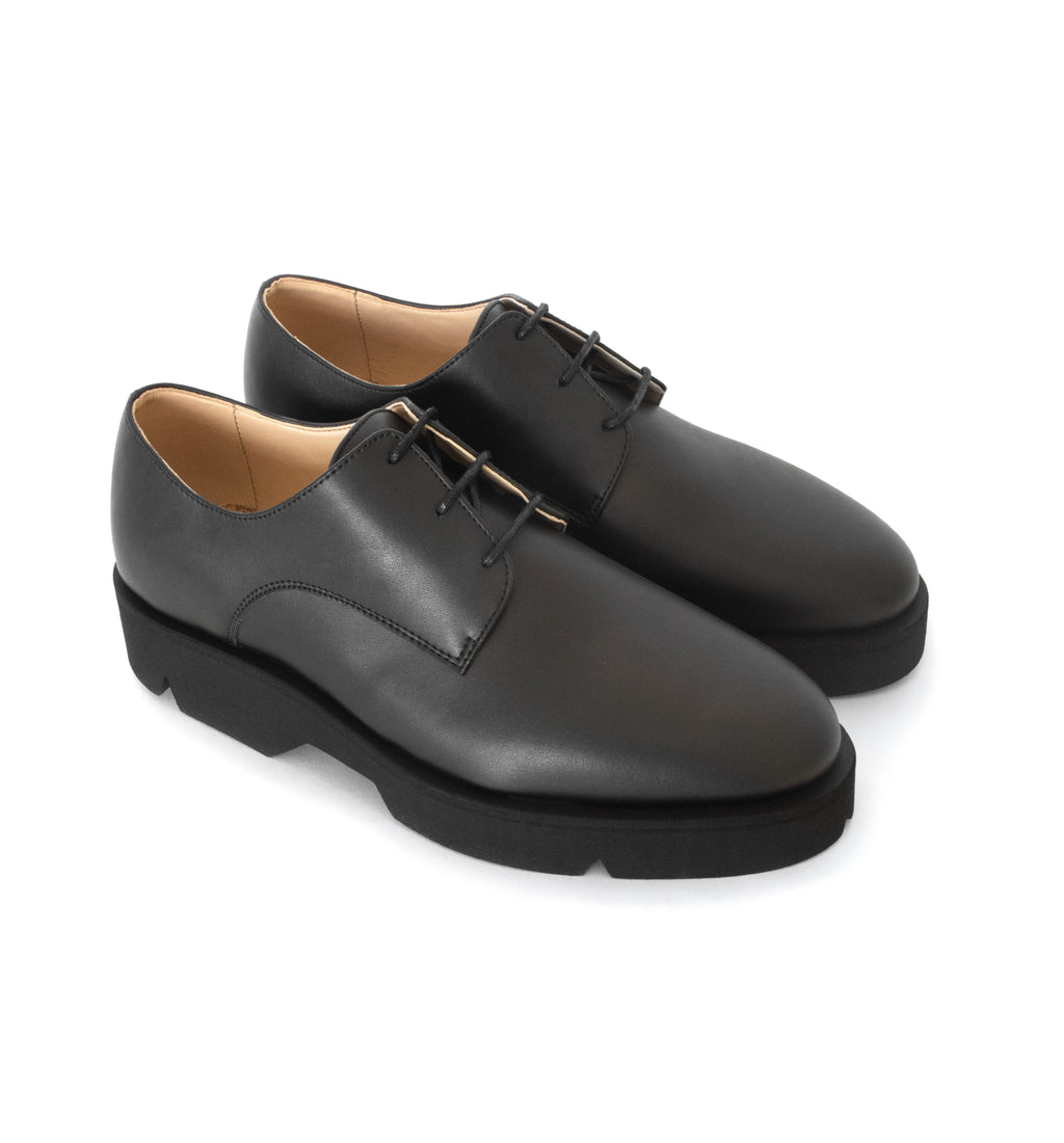 Derby in black eco vegan leather, comfortable rubber sole. Unisex style.