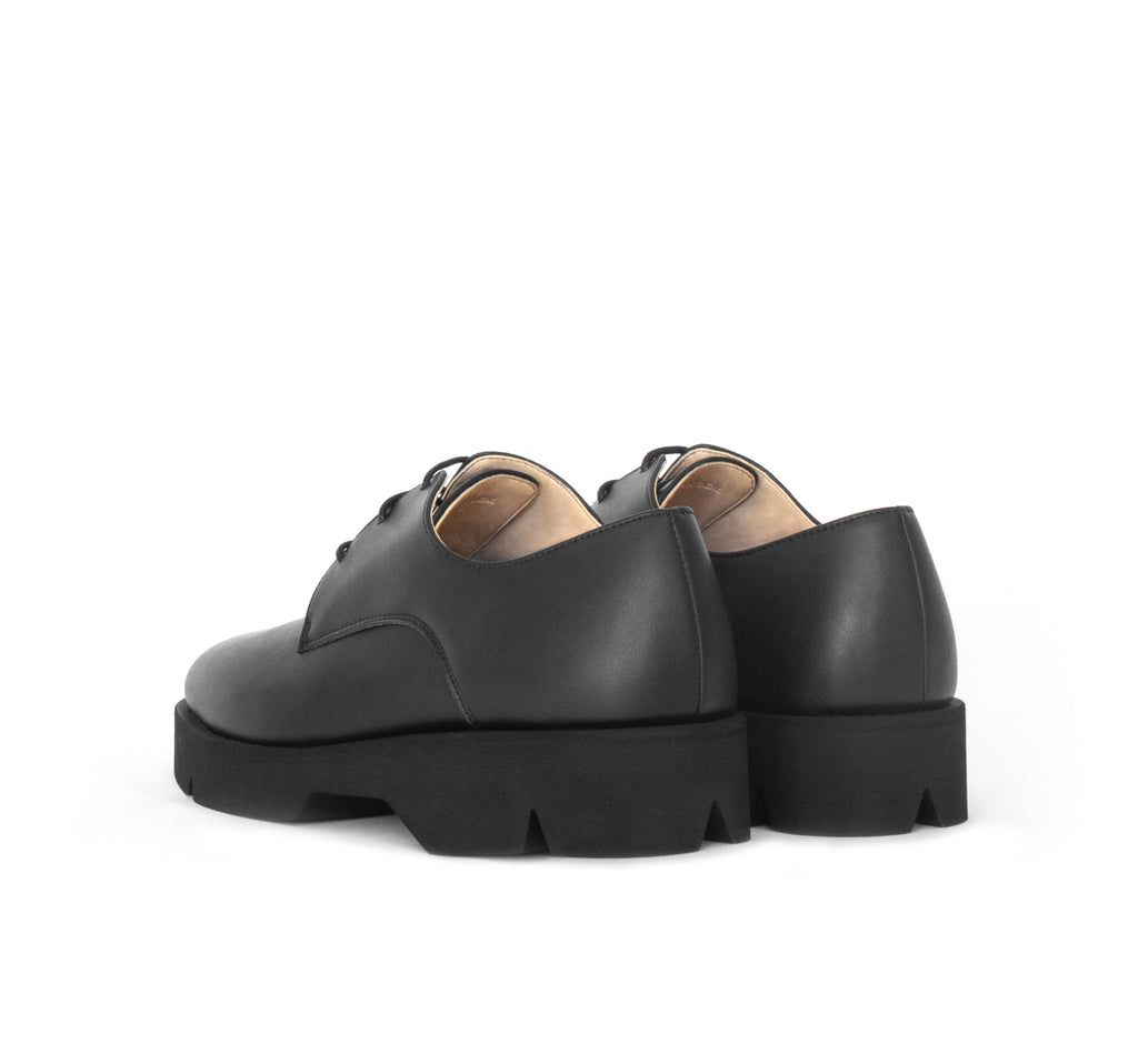 Derby in black eco vegan leather, comfortable rubber sole. Unisex style.