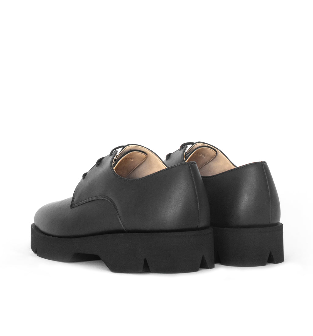 Derby in black eco vegan leather, comfortable rubber sole. Unisex style.