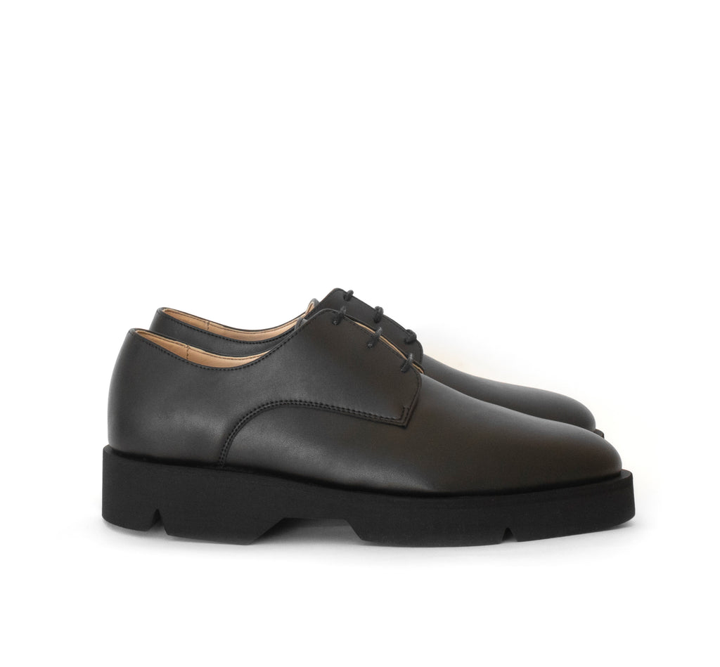 Derby in black eco vegan leather, comfortable rubber sole. Unisex style.