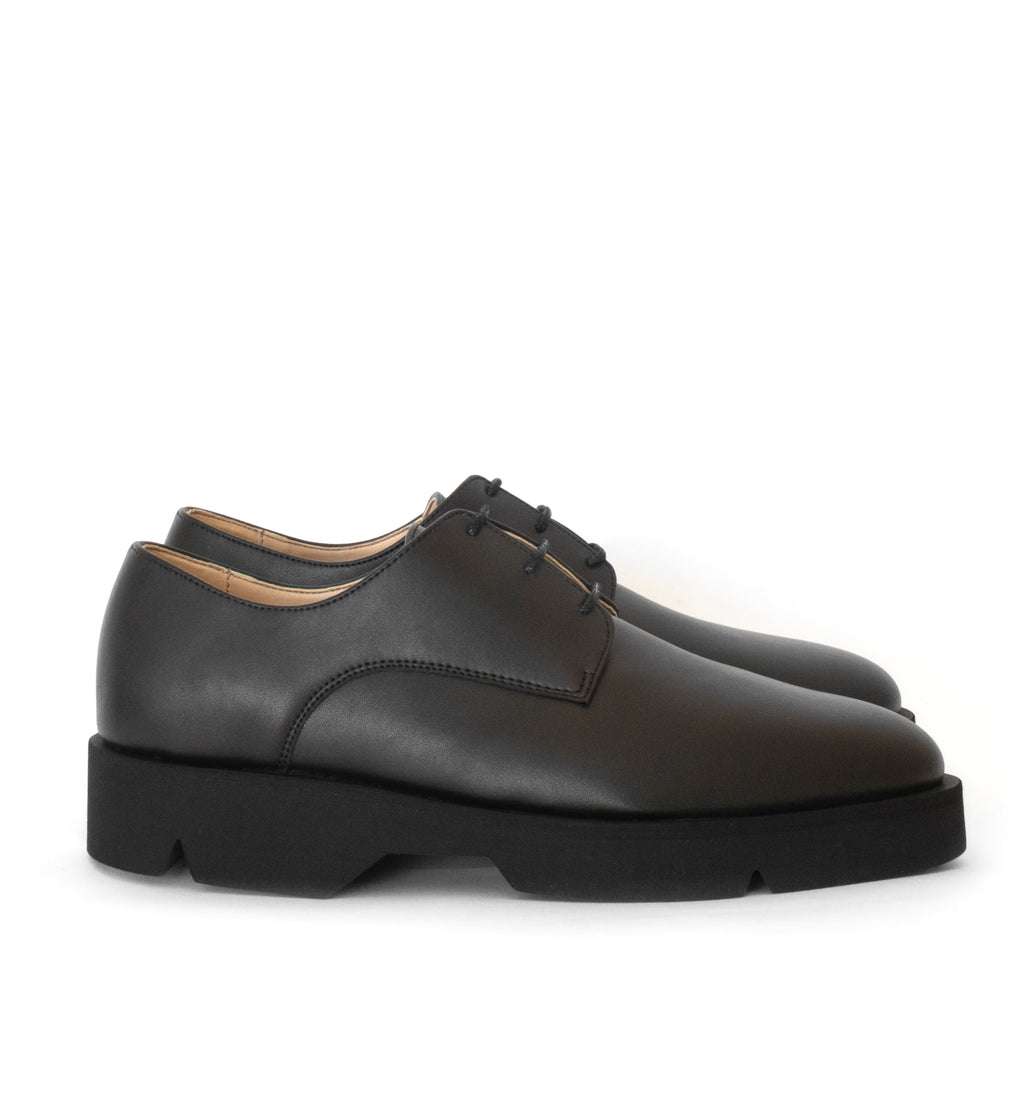 Derby in black eco vegan leather, comfortable rubber sole. Unisex style.