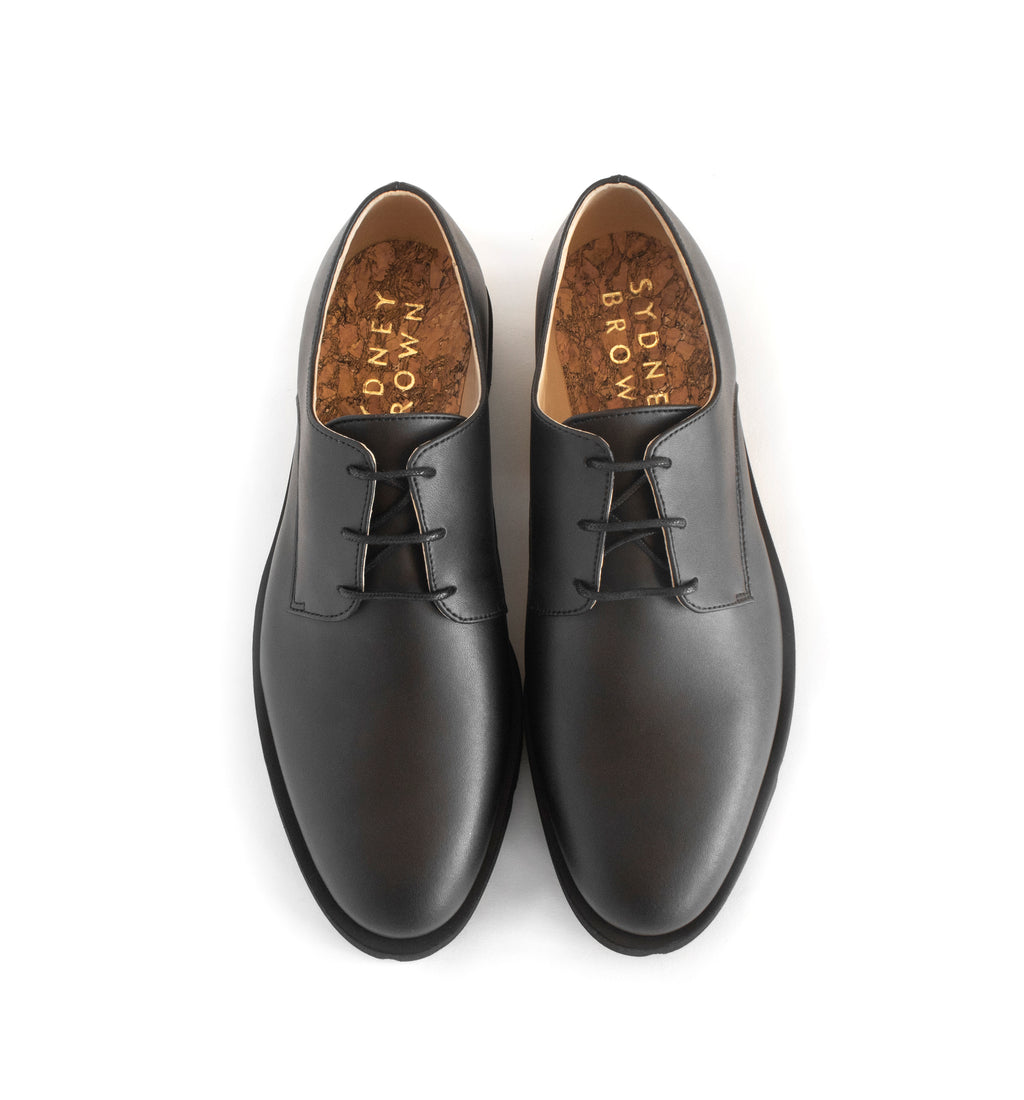 Derby in black eco vegan leather, comfortable rubber sole. Unisex style.