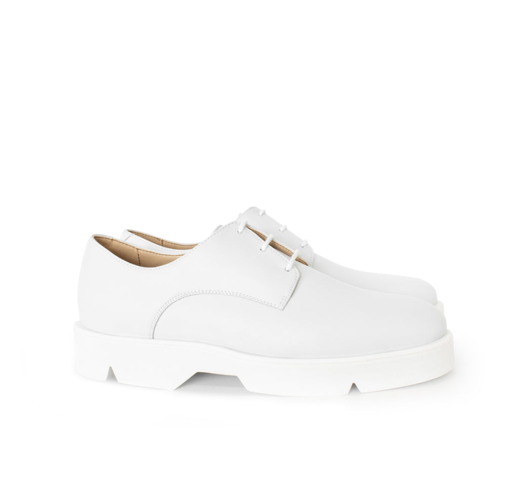 Derby in white eco vegan leather, comfortable rubber sole. Unisex style.
