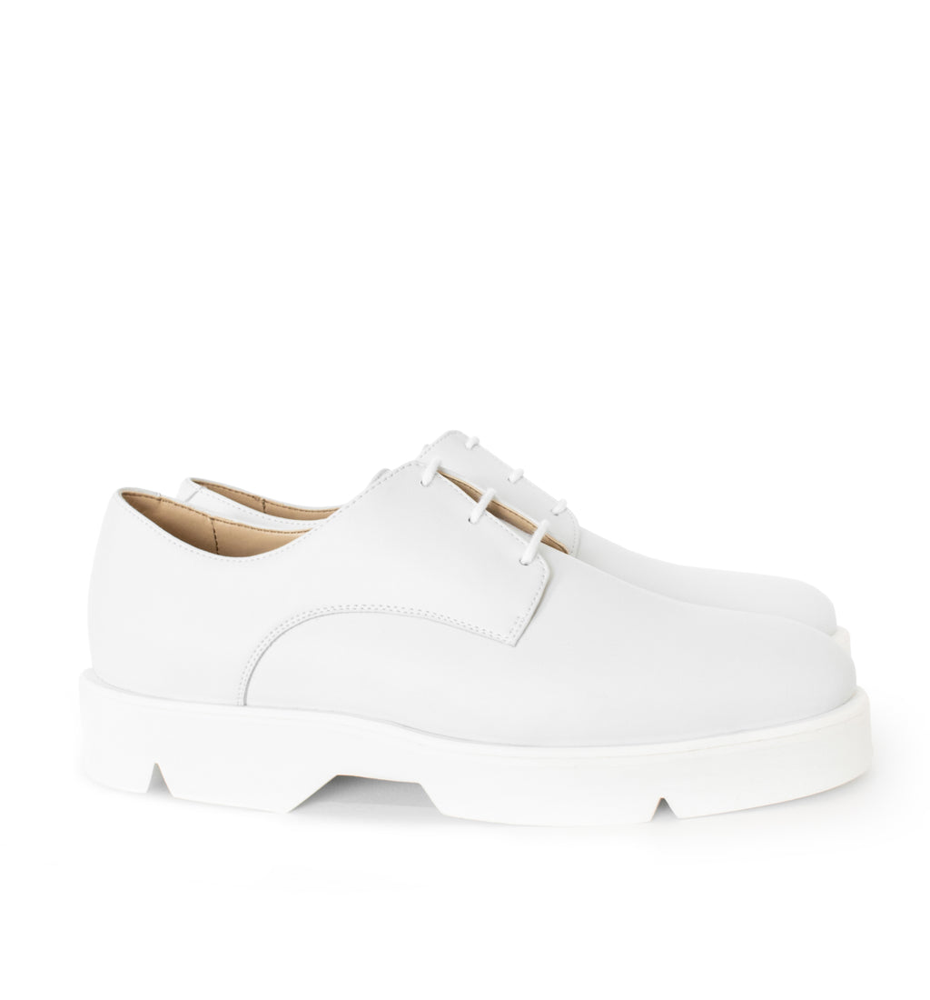 Derby in white eco vegan leather, comfortable rubber sole. Unisex style.