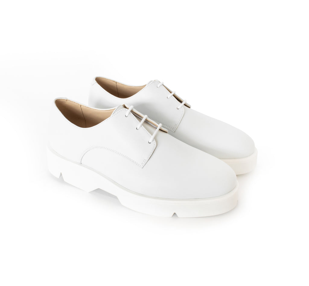 Derby in white eco vegan leather, comfortable rubber sole. Unisex style.