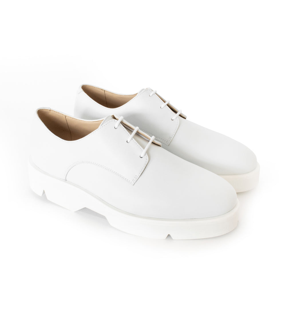 Derby in white eco vegan leather, comfortable rubber sole. Unisex style.