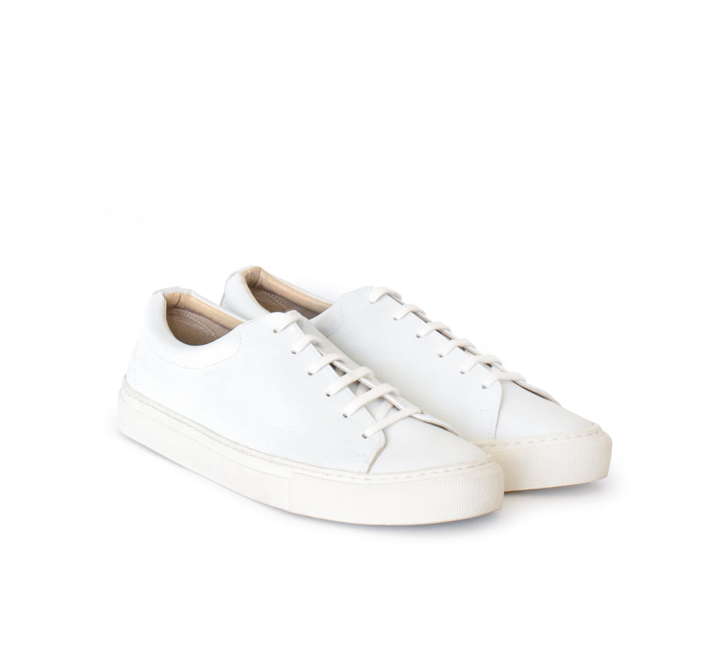 Unisex low sneaker in white eco vegan leather with a white rubber sole.