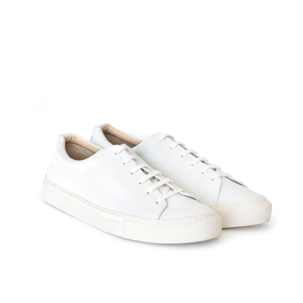 Unisex low sneaker in white eco vegan leather with a white rubber sole.