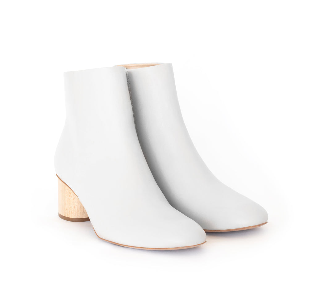 Ankle Boot in white eco vegan leather, inside zipper, mid-heel in natural wood.