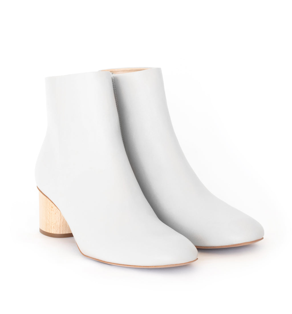 Ankle Boot in white eco vegan leather, inside zipper, mid-heel in natural wood.