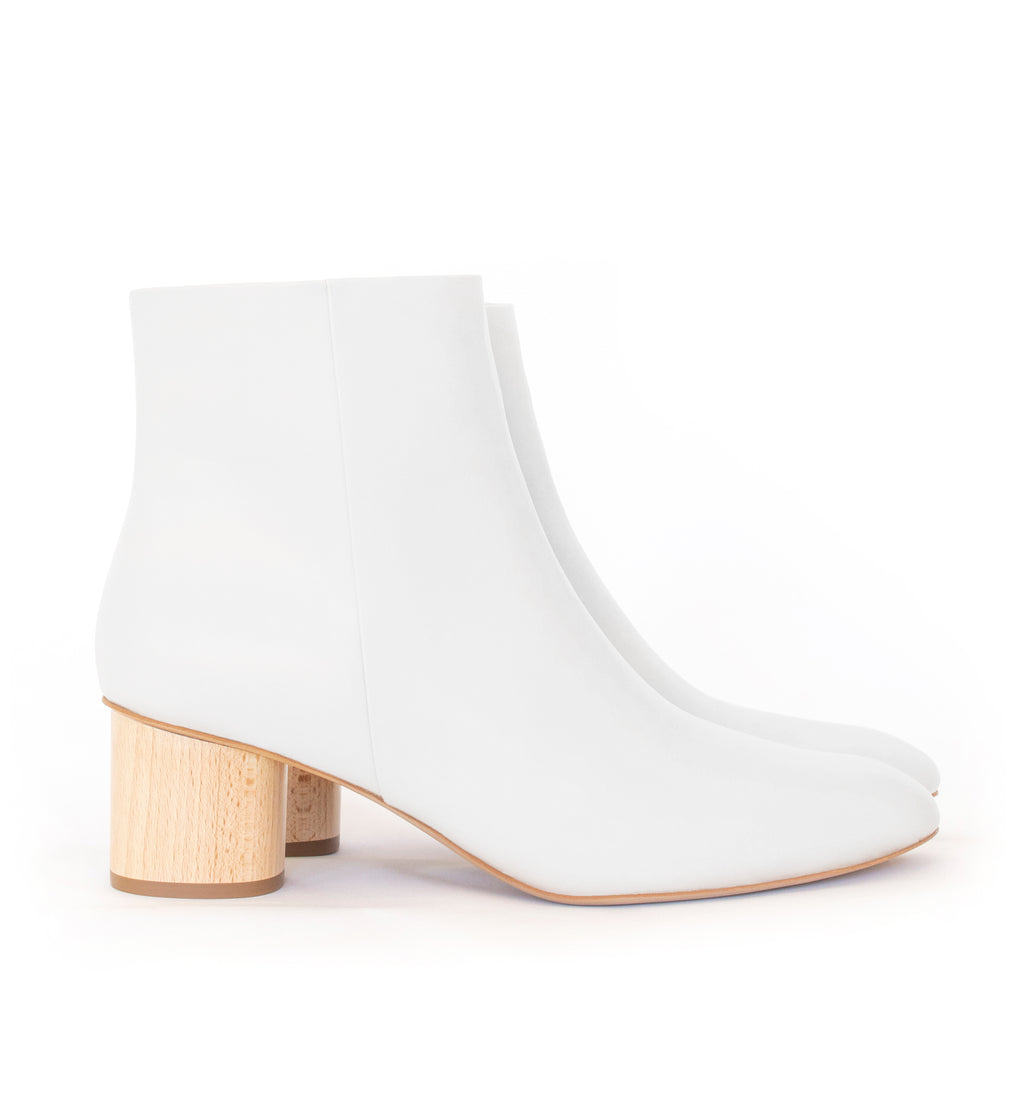 Ankle Boot in white eco vegan leather, inside zipper, mid-heel in natural wood.