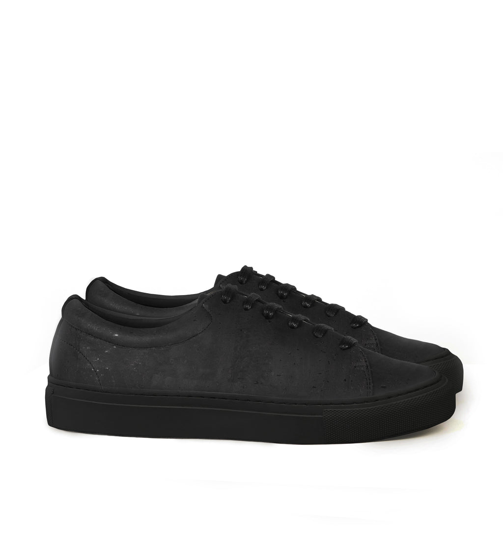Unisex low sneaker in black cork with a black rubber sole.