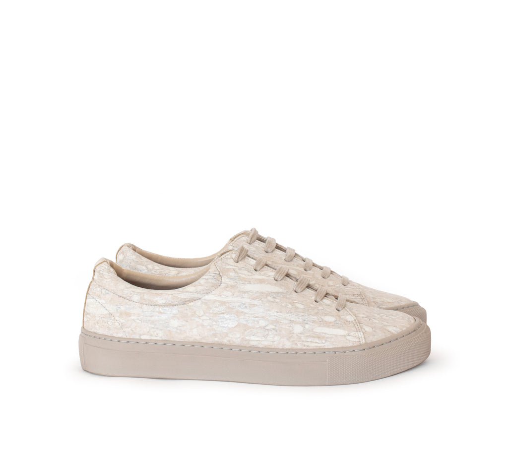 Unisex low sneaker in beige eco fennel material with a beige rubber sole.