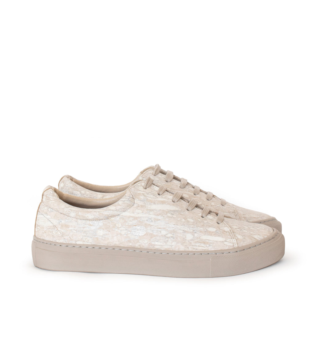 Unisex low sneaker in beige eco fennel material with a beige rubber sole.