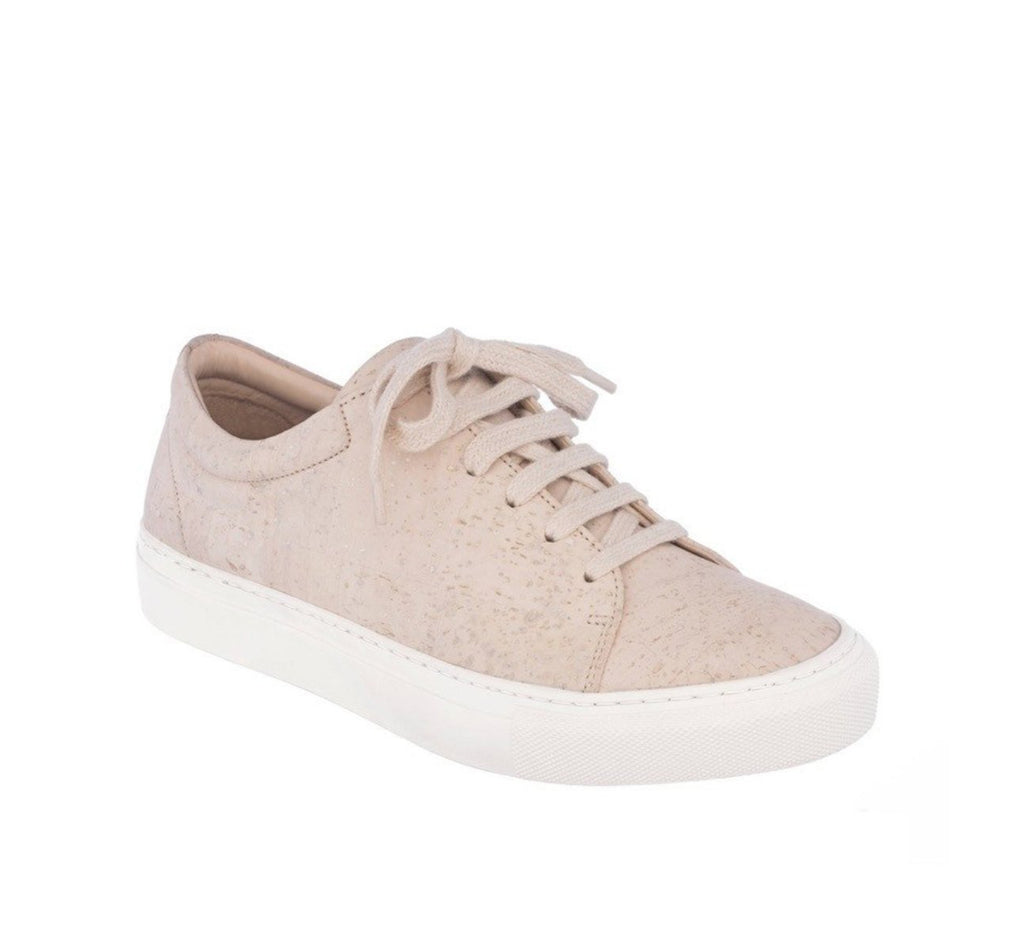 Low sneaker in beige cork with a white rubber sole.