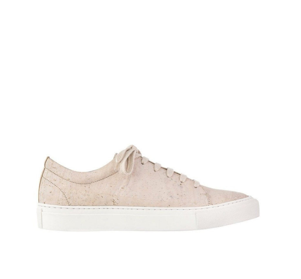 Low sneaker in beige cork with a white rubber sole.