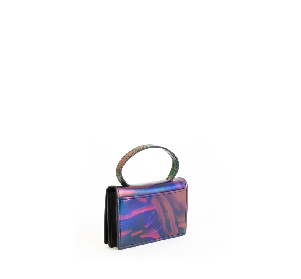 Microbag wallet with handle and an interior and exterior card slot. Iridescent Print faux-leather. Angle
