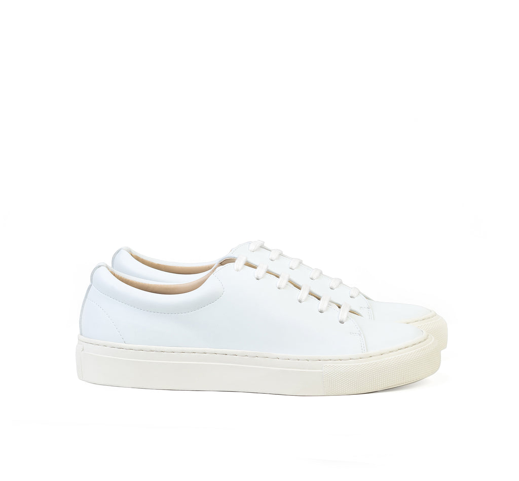 Unisex low sneaker in white eco vegan leather with a white rubber sole.