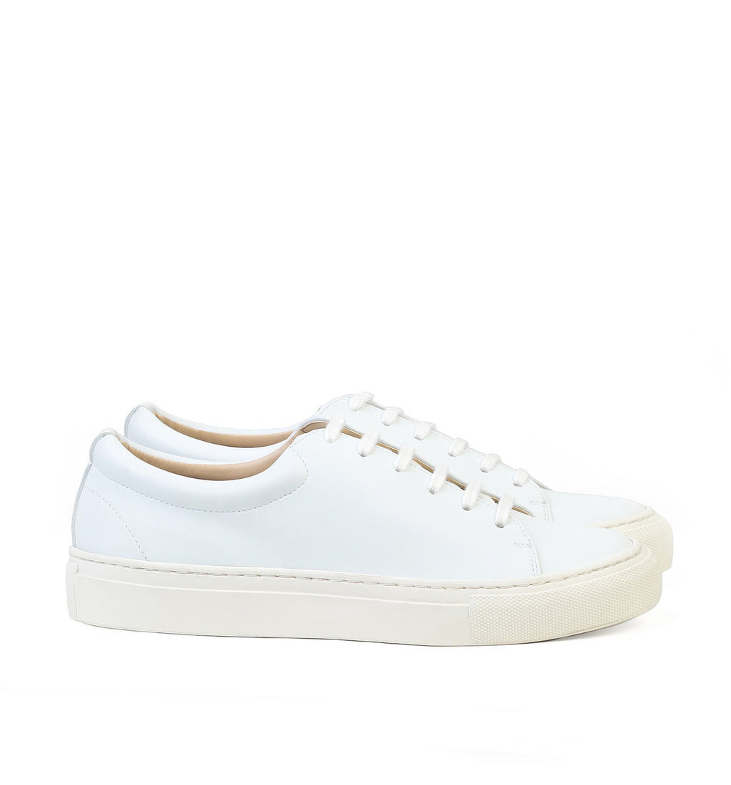 Unisex low sneaker in white eco vegan leather with a white rubber sole.