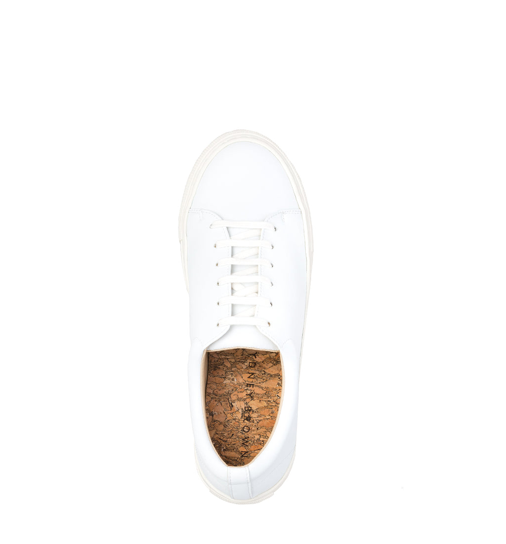 Unisex low sneaker in white eco vegan leather with a white rubber sole.