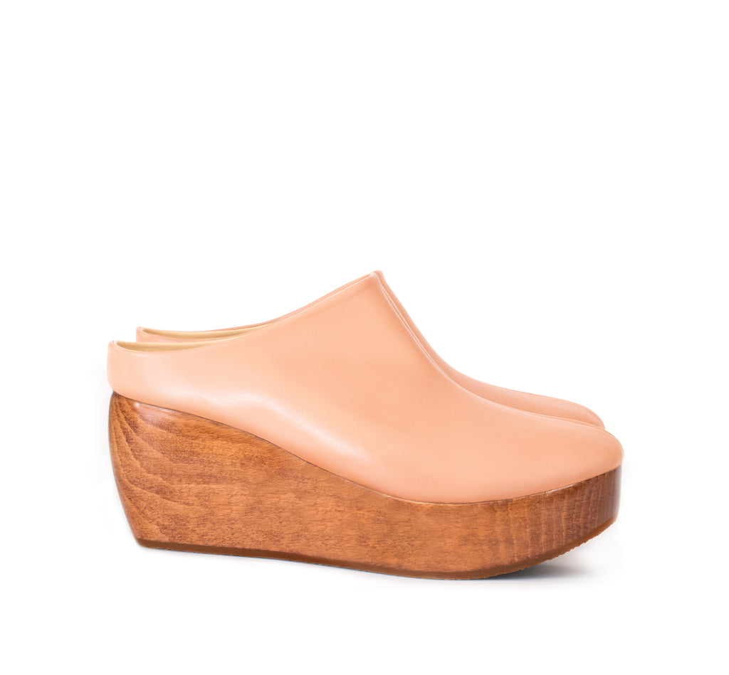 Clogs in rose faux-nappa, breathable lining with natural wood heel. Luxury vegan shoes. Sydney Brown Spring Summer 2019. Sustainable, eco-friendly SS19 fashion