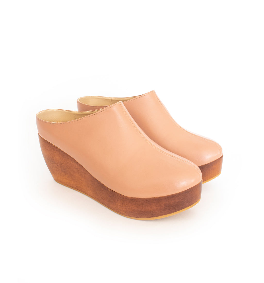 Clogs in rose faux-nappa, breathable lining with natural wood heel. Luxury vegan shoes. Sydney Brown Spring Summer 2019. Sustainable, eco-friendly SS19 fashion