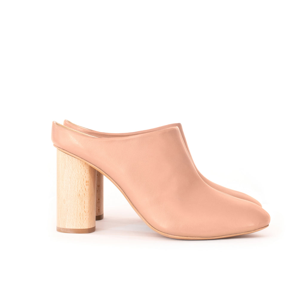 Mules in rose vegan leather, natural wood high heel.